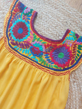 Mexikanisches Kleid Sommerkleid Mode aus Mexiko Kunsthandwerk schwarz Blumenmuster bestickt Stickerei Handmade Chiapas bunt farbenfroh Bekleidung Sommermode Urlaub, gelb
