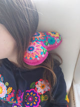 Nackenkissen, Reisekissen, Stützkissen, Nackenstützkissen, Nackenkissen Flugzeug, Nackenkissen Auto, Reisekissen Flugzeug, Reisekissen Auto, ergonomisches Nackenkissen, ergonomisches Reisekissen, Nackenstütze unterwegs, Knochenkissen, Nackenkissen Knochenform, travel neck pillow, neck support pillow, airplane neck pillow, car neck pillow, ergonomic travel pillow, embroidered neck pillow, handbesticktes Nackenkissen Blumen, mexikanisches Nackenkissen bestickt, San Juan Chamula Handarbeit