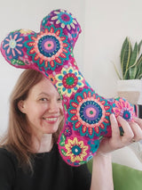 Nackenkissen, Reisekissen, Stützkissen, Nackenstützkissen, Nackenkissen Flugzeug, Nackenkissen Auto, Reisekissen Flugzeug, Reisekissen Auto, ergonomisches Nackenkissen, ergonomisches Reisekissen, Nackenstütze unterwegs, Knochenkissen, Nackenkissen Knochenform, travel neck pillow, neck support pillow, airplane neck pillow, car neck pillow, ergonomic travel pillow, embroidered neck pillow, handbesticktes Nackenkissen Blumen, mexikanisches Nackenkissen bestickt, San Juan Chamula Handarbeit