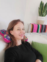 Nackenkissen, Reisekissen, Stützkissen, Nackenstützkissen, Nackenkissen Flugzeug, Nackenkissen Auto, Reisekissen Flugzeug, Reisekissen Auto, ergonomisches Nackenkissen, ergonomisches Reisekissen, Nackenstütze unterwegs, Knochenkissen, Nackenkissen Knochenform, travel neck pillow, neck support pillow, airplane neck pillow, car neck pillow, ergonomic travel pillow, embroidered neck pillow, handbesticktes Nackenkissen Blumen, mexikanisches Nackenkissen bestickt, San Juan Chamula Handarbeit