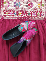 Größe 36 Lederschuh schwarz mit Blumenstickerei (rot-pink) aus Mexiko