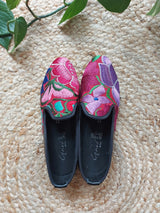 Größe 36 Lederschuh schwarz mit Blumenstickerei (rot-pink) aus Mexiko