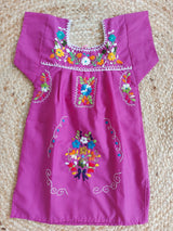 Mexikanisches Kleid, Tunika, Sommerkleid aus Mexiko, pink, bunt, blumig Blumenmuster Stickerei Baumwolle, Handarbeit, Kunsthandwerker, Kindermode, Mädchen 1-3 Jahre, boho, hippie, lila