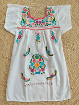 Kinderkleid Sommerkleid Mädchen mexikanisch mexican dress clothing fashion Mode girl children white weiss Blumenmuster bestickt embroidery mexicain