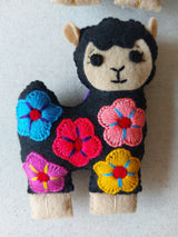 Mexikanische Weihnachtsanhänger Lama, Weihnachtsbaumanhänger Lama Mexiko, bestickte Weihnachtsanhänger Tiermotive, Filz Weihnachtsanhänger Tiere, handgestickter Weihnachtsschmuck, Weihnachtsdeko ausgefallen, bunte Weihnachtsdeko, mexikanische Filzornamente, Bommel Anhänger, Quaste / Tassel Anhänger, Pompon Weihnachtsanhänger Lama Baumschmuck Lama folkloristischer Christbaumschmuck, handgemacht Mexiko, Fair-Trade Weihnachtsdeko, Boho Weihnachtsanhänger, farbenfroher Christbaumschmuck