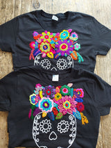 Handbesticktes T-Shirt mit Totenkopf und Blumenmuster, Mexikanische Stickerei, Boho Festival Shirt