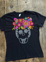 Handbesticktes T-Shirt mit Totenkopf und Blumenmuster, Mexikanische Stickerei, Boho Festival Shirt