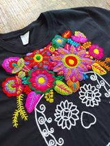 Handbesticktes T-Shirt mit Totenkopf und Blumenmuster, Mexikanische Stickerei, Boho Festival Shirt
