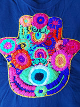 Handbesticktes T-Shirt dunkelblau mit Blumenstickerei aus Mexiko, Mexikanische Stickerei Shirt, Handarbeit, Besticktes Baumwoll-T-Shirt, Ethno Boho Stil, Mexikanische Mode, Bunt besticktes Damen T-Shirt, Handgesticktes T-Shirt aus Mexiko, mexikanisches Blumenstickerei T-Shirt, Ethno Shirt Stickerei, Handarbeit aus Mexiko, Hippie Boho besticktes T-Shirt –embroidered T-shirt, floral pattern, Mexican fashion, handmade T-shirt, fair trade clothing