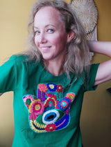 Handbesticktes T-Shirt grün mit Blumenstickerei aus Mexiko, Mexikanische Stickerei Shirt, Handarbeit, Besticktes Baumwoll-T-Shirt, Ethno Boho Stil, Mexikanische Mode, Bunt besticktes Damen T-Shirt, Handgesticktes T-Shirt aus Mexiko, mexikanisches Blumenstickerei T-Shirt, Ethno Shirt Stickerei, Handarbeit aus Mexiko, Hippie Boho besticktes T-Shirt –embroidered T-shirt, floral pattern, Mexican fashion, handmade T-shirt, fair trade clothing