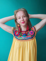 gelb Mexikanisches Kleid lang Chiapas Blumenstickerei Sommerkleid bestickt Handarbeit Mode Kunsthandwerk Frida Stil mexican fashion dress embroidery