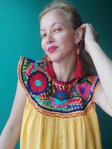 gelb Mexikanisches Kleid lang Chiapas Blumenstickerei Sommerkleid bestickt Handarbeit Mode Kunsthandwerk Frida Stil mexican fashion dress embroidery