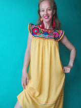 gelb Mexikanisches Kleid lang Chiapas Blumenstickerei Sommerkleid bestickt Handarbeit Mode Kunsthandwerk Frida Stil mexican fashion dress embroidery