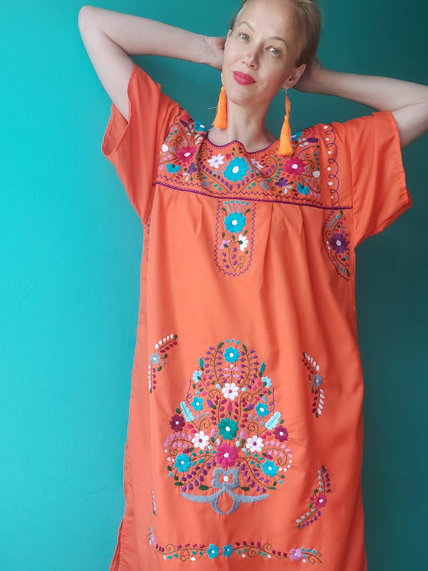 orange Mexikanisches Kleid lang Chiapas Blumenstickerei Sommerkleid bestickt Handarbeit Mode Kunsthandwerk Frida Stil mexican fashion dress embroidery