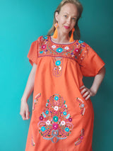 orange Mexikanisches Kleid lang Chiapas Blumenstickerei Sommerkleid bestickt Handarbeit Mode Kunsthandwerk Frida Stil mexican fashion dress embroidery
