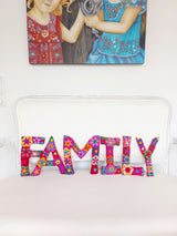 Buchstabe Family Familie Wanddeko bunt bestickt aus Mexiko handmade Blumenstickerei blumig rot zum Hängen zum Stellen Wohnzimmer deko Home Accessoire boho Textildeko Stoffdeko Schrift mexikanisch ethno hippie flower power Advent Xmas Weihnachtsgeschenk Frau Mutter Schwiegermutter Geburt Geschenk Hochzeit mexikanisch Wohnen, mexikanische Wohnkultur, mexikanische Einrichtung, Kolonialstil, Hacienda