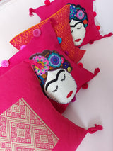 boho Deko, Mexikanische Wohnaccessoires, Kissen mexican style, farbenfroh, handgewebt, Chiapas, Schlafzimmer, bedroom, living room, Frida Kahlo Kissen aus Mexiko, mexikanische Textilien, Einrichtungsdeko, Kissenbezug, Sofakissen, Schlafzimmerkissen, Blumenstickerei, bunt, pink, türkis, Blumenkranz, mexikanische Einrichtung, Stil, eclectic, mexican cushion, from Mexiko, oreiller mexicain, bunt, colourful cushion, mexikanisch Wohnen, mexikanische Wohnkultur, mexikanische Einrichtung, Kolonialstil, Hacienda