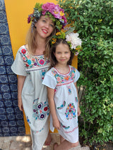Kinderkleid Sommerkleid Mädchen mexikanisch mexican dress clothing fashion Mode girl children white weiss Blumenmuster bestickt embroidery mexicain
