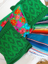 Mexikanische Kissen grün Weihnachten Advent Dekokissen Kissenbezug Sofakissen Schlafzimmer Einrichtung Boho hippie ethno eclectic fairtrade handgewebt mexican cushion mexicain cussion, Frida Kahlo Stil, Streifen Decke sarape, Kuscheldecke, bunt, mexikanisch Wohnen, mexikanische Wohnkultur, mexikanische Einrichtung, Kolonialstil, Hacienda