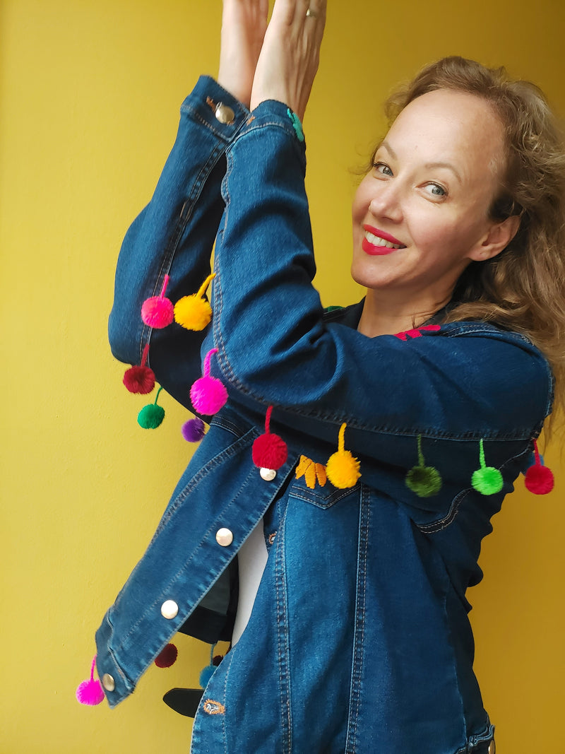 Jeansjacke bestickt Blumen, Bommel Pom pom bunt, Jeansjacken Damen besonders,  Jeansjacke Stickerei Blumen, Jeansjacke bestickt hippie Boho, Jeansjacke Rücken bestickt, Jeansjacke oversize, bestickte Jeansjacke Damen, ausgefallene Jeansjacke, Blumenstickerei, florale Stickerei, dunkelblaue Denimjacke, handbestickt, Baumwolljacke, mexikanisches Design, Ethno-Mode, Frida Kahlo Stil, Hippie-Look, Boho-Chic, bunte Blumenmuster, strech, dunkelblau, Festival Style, Festival Outfit