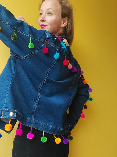 Jeansjacke bestickt Blumen, Bommel Pom pom bunt, Jeansjacken Damen besonders,  Jeansjacke Stickerei Blumen, Jeansjacke bestickt hippie Boho, Jeansjacke Rücken bestickt, Jeansjacke oversize, bestickte Jeansjacke Damen, ausgefallene Jeansjacke, Blumenstickerei, florale Stickerei, dunkelblaue Denimjacke, handbestickt, Baumwolljacke, mexikanisches Design, Ethno-Mode, Frida Kahlo Stil, Hippie-Look, Boho-Chic, bunte Blumenmuster, strech, dunkelblau, Festival Style, Festival Outfit