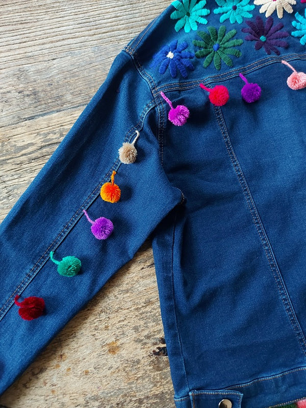 Jeansjacke bestickt Blumen, Bommel Pom pom bunt, Jeansjacken Damen besonders,  Jeansjacke Stickerei Blumen, Jeansjacke bestickt hippie Boho, Jeansjacke Rücken bestickt, Jeansjacke oversize, bestickte Jeansjacke Damen, ausgefallene Jeansjacke, Blumenstickerei, florale Stickerei, dunkelblaue Denimjacke, handbestickt, Baumwolljacke, mexikanisches Design, Ethno-Mode, Frida Kahlo Stil, Hippie-Look, Boho-Chic, bunte Blumenmuster, strech, dunkelblau, Festival Style, Festival Outfit