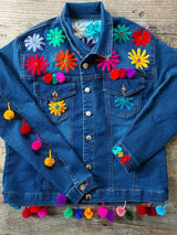 Jeansjacke bestickt Blumen, Bommel Pom pom bunt, Jeansjacken Damen besonders,  Jeansjacke Stickerei Blumen, Jeansjacke bestickt hippie Boho, Jeansjacke Rücken bestickt, Jeansjacke oversize, bestickte Jeansjacke Damen, ausgefallene Jeansjacke, Blumenstickerei, florale Stickerei, dunkelblaue Denimjacke, handbestickt, Baumwolljacke, mexikanisches Design, Ethno-Mode, Frida Kahlo Stil, Hippie-Look, Boho-Chic, bunte Blumenmuster, strech, dunkelblau, Festival Style, Festival Outfit