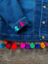 Jeansjacke bestickt Blumen, Bommel Pom pom bunt, Jeansjacken Damen besonders,  Jeansjacke Stickerei Blumen, Jeansjacke bestickt hippie Boho, Jeansjacke Rücken bestickt, Jeansjacke oversize, bestickte Jeansjacke Damen, ausgefallene Jeansjacke, Blumenstickerei, florale Stickerei, dunkelblaue Denimjacke, handbestickt, Baumwolljacke, mexikanisches Design, Ethno-Mode, Frida Kahlo Stil, Hippie-Look, Boho-Chic, bunte Blumenmuster, strech, dunkelblau, Festival Style, Festival Outfit
