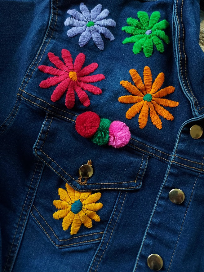 Jeansjacke bestickt Blumen, Bommel Pom pom bunt, Jeansjacken Damen besonders,  Jeansjacke Stickerei Blumen, Jeansjacke bestickt hippie Boho, Jeansjacke Rücken bestickt, Jeansjacke oversize, bestickte Jeansjacke Damen, ausgefallene Jeansjacke, Blumenstickerei, florale Stickerei, dunkelblaue Denimjacke, handbestickt, Baumwolljacke, mexikanisches Design, Ethno-Mode, Frida Kahlo Stil, Hippie-Look, Boho-Chic, bunte Blumenmuster, strech, dunkelblau, Festival Style, Festival Outfit
