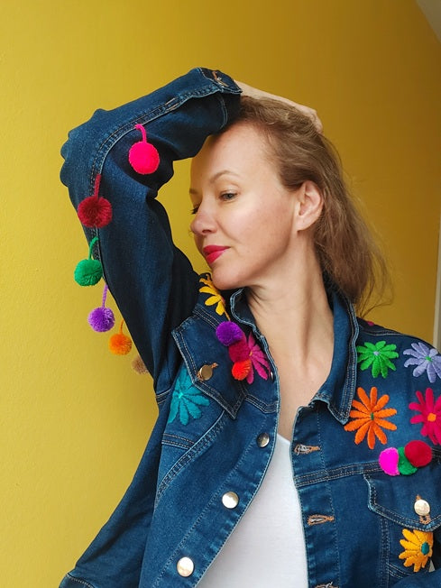 Jeansjacke bestickt Blumen, Bommel Pom pom bunt, Jeansjacken Damen besonders,  Jeansjacke Stickerei Blumen, Jeansjacke bestickt hippie Boho, Jeansjacke Rücken bestickt, Jeansjacke oversize, bestickte Jeansjacke Damen, ausgefallene Jeansjacke, Blumenstickerei, florale Stickerei, dunkelblaue Denimjacke, handbestickt, Baumwolljacke, mexikanisches Design, Ethno-Mode, Frida Kahlo Stil, Hippie-Look, Boho-Chic, bunte Blumenmuster, strech, dunkelblau, Festival Style, Festival Outfit