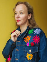 Jeansjacke bestickt Blumen, Bommel Pom pom bunt, Jeansjacken Damen besonders,  Jeansjacke Stickerei Blumen, Jeansjacke bestickt hippie Boho, Jeansjacke Rücken bestickt, Jeansjacke oversize, bestickte Jeansjacke Damen, ausgefallene Jeansjacke, Blumenstickerei, florale Stickerei, dunkelblaue Denimjacke, handbestickt, Baumwolljacke, mexikanisches Design, Ethno-Mode, Frida Kahlo Stil, Hippie-Look, Boho-Chic, bunte Blumenmuster, strech, dunkelblau, Festival Style, Festival Outfit