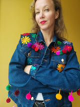Jeansjacke bestickt Blumen, Bommel Pom pom bunt, Jeansjacken Damen besonders,  Jeansjacke Stickerei Blumen, Jeansjacke bestickt hippie Boho, Jeansjacke Rücken bestickt, Jeansjacke oversize, bestickte Jeansjacke Damen, ausgefallene Jeansjacke, Blumenstickerei, florale Stickerei, dunkelblaue Denimjacke, handbestickt, Baumwolljacke, mexikanisches Design, Ethno-Mode, Frida Kahlo Stil, Hippie-Look, Boho-Chic, bunte Blumenmuster, strech, dunkelblau, Festival Style, Festival Outfit