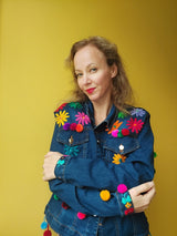Jeansjacke bestickt Blumen, Bommel Pom pom bunt, Jeansjacken Damen besonders,  Jeansjacke Stickerei Blumen, Jeansjacke bestickt hippie Boho, Jeansjacke Rücken bestickt, Jeansjacke oversize, bestickte Jeansjacke Damen, ausgefallene Jeansjacke, Blumenstickerei, florale Stickerei, dunkelblaue Denimjacke, handbestickt, Baumwolljacke, mexikanisches Design, Ethno-Mode, Frida Kahlo Stil, Hippie-Look, Boho-Chic, bunte Blumenmuster, strech, dunkelblau, Festival Style, Festival Outfit