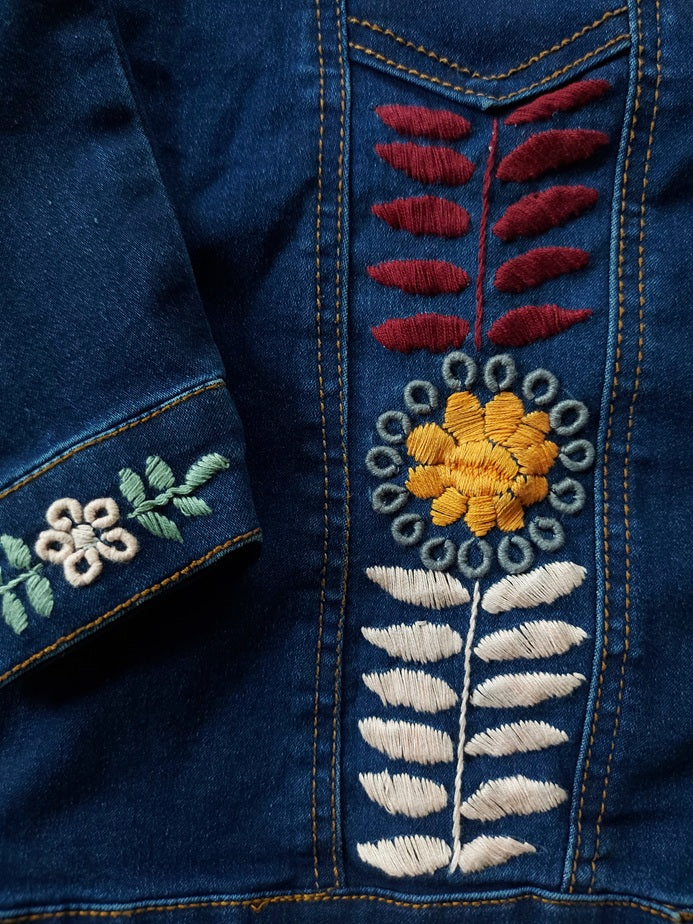 Jeansjacke bestickt Blumen, Otomi Stickerei, Jeansjacken Damen besonders, mexikanische Jeansjacke Stickerei Blumen, Jeansjacke bestickt hippie Boho, Jeansjacke Rücken bestickt, Jeansjacke oversize, bestickte Jeansjacke Damen, ausgefallene Jeansjacke, Blumenstickerei, florale Stickerei, dunkelblaue Denimjacke, handbestickt, Baumwolljacke, mexikanisches Design, Ethno-Mode, Frida Kahlo Stil, Hippie-Look, Boho-Chic, bunte Blumenmuster, strech, dunkelblau, Festival Style, Festival Outfit