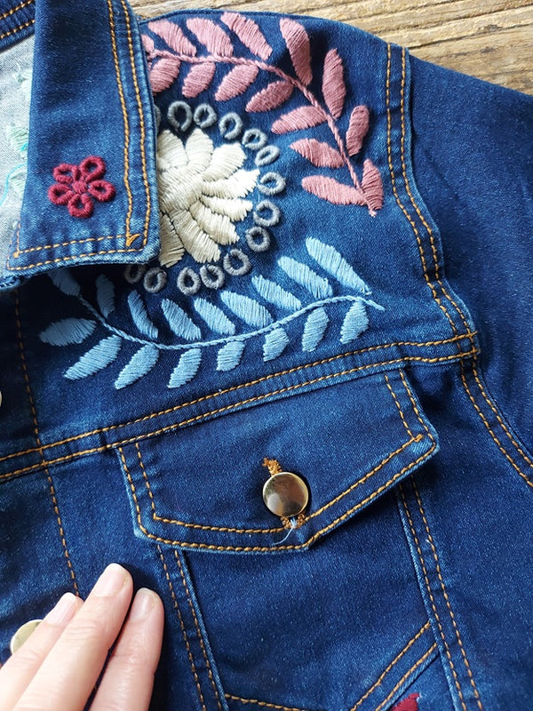 Jeansjacke bestickt Blumen, Otomi Stickerei, Jeansjacken Damen besonders, mexikanische Jeansjacke Stickerei Blumen, Jeansjacke bestickt hippie Boho, Jeansjacke Rücken bestickt, Jeansjacke oversize, bestickte Jeansjacke Damen, ausgefallene Jeansjacke, Blumenstickerei, florale Stickerei, dunkelblaue Denimjacke, handbestickt, Baumwolljacke, mexikanisches Design, Ethno-Mode, Frida Kahlo Stil, Hippie-Look, Boho-Chic, bunte Blumenmuster, strech, dunkelblau, Festival Style, Festival Outfit