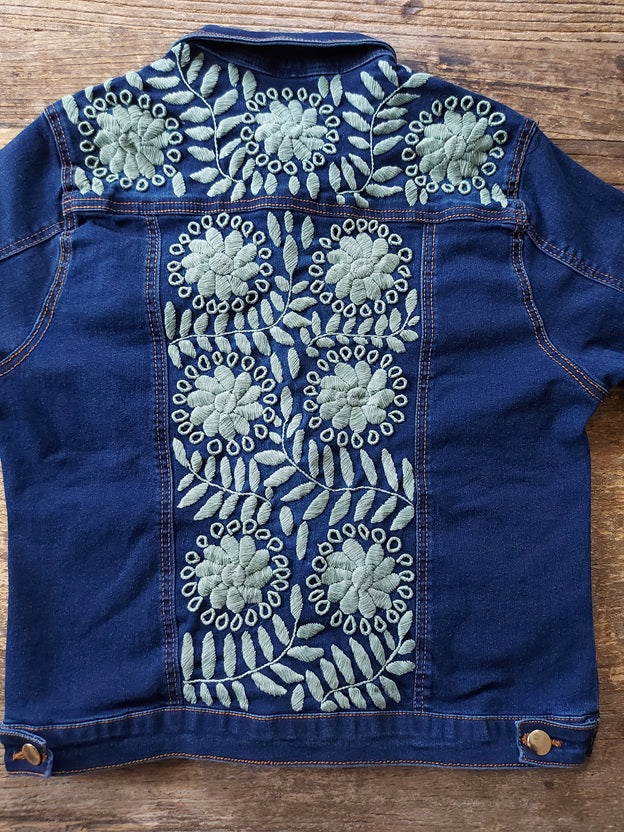 Jeansjacke bestickt Blumen, Otomi Stickerei, Jeansjacken Damen besonders, mexikanische Jeansjacke Stickerei Blumen, Jeansjacke bestickt hippie Boho, Jeansjacke Rücken bestickt, Jeansjacke oversize, bestickte Jeansjacke Damen, ausgefallene Jeansjacke, Blumenstickerei, florale Stickerei, dunkelblaue Denimjacke, handbestickt, Baumwolljacke, mexikanisches Design, Ethno-Mode, Frida Kahlo Stil, Hippie-Look, Boho-Chic, bunte Blumenmuster, strech, dunkelblau, Festival Style, Festival Outfit