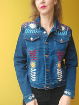 Jeansjacke bestickt Blumen, Otomi Stickerei, Jeansjacken Damen besonders, mexikanische Jeansjacke Stickerei Blumen, Jeansjacke bestickt hippie Boho, Jeansjacke Rücken bestickt, Jeansjacke oversize, bestickte Jeansjacke Damen, ausgefallene Jeansjacke, Blumenstickerei, florale Stickerei, dunkelblaue Denimjacke, handbestickt, Baumwolljacke, mexikanisches Design, Ethno-Mode, Frida Kahlo Stil, Hippie-Look, Boho-Chic, bunte Blumenmuster, strech, dunkelblau, Festival Style, Festival Outfit