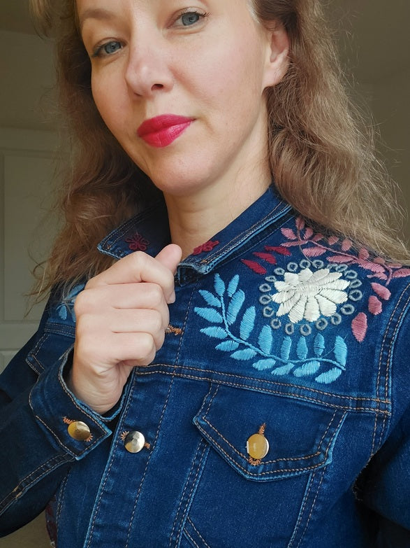 Jeansjacke bestickt Blumen, Otomi Stickerei, Jeansjacken Damen besonders, mexikanische Jeansjacke Stickerei Blumen, Jeansjacke bestickt hippie Boho, Jeansjacke Rücken bestickt, Jeansjacke oversize, bestickte Jeansjacke Damen, ausgefallene Jeansjacke, Blumenstickerei, florale Stickerei, dunkelblaue Denimjacke, handbestickt, Baumwolljacke, mexikanisches Design, Ethno-Mode, Frida Kahlo Stil, Hippie-Look, Boho-Chic, bunte Blumenmuster, strech, dunkelblau, Festival Style, Festival Outfit
