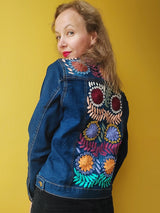 Jeansjacke bestickt Blumen, Otomi Stickerei, Jeansjacken Damen besonders, mexikanische Jeansjacke Stickerei Blumen, Jeansjacke bestickt hippie Boho, Jeansjacke Rücken bestickt, Jeansjacke oversize, bestickte Jeansjacke Damen, ausgefallene Jeansjacke, Blumenstickerei, florale Stickerei, dunkelblaue Denimjacke, handbestickt, Baumwolljacke, mexikanisches Design, Ethno-Mode, Frida Kahlo Stil, Hippie-Look, Boho-Chic, bunte Blumenmuster, strech, dunkelblau, Festival Style, Festival Outfit
