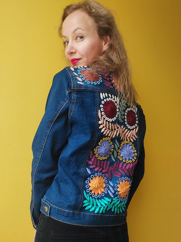 Jeansjacke bestickt Blumen, Otomi Stickerei, Jeansjacken Damen besonders, mexikanische Jeansjacke Stickerei Blumen, Jeansjacke bestickt hippie Boho, Jeansjacke Rücken bestickt, Jeansjacke oversize, bestickte Jeansjacke Damen, ausgefallene Jeansjacke, Blumenstickerei, florale Stickerei, dunkelblaue Denimjacke, handbestickt, Baumwolljacke, mexikanisches Design, Ethno-Mode, Frida Kahlo Stil, Hippie-Look, Boho-Chic, bunte Blumenmuster, strech, dunkelblau, Festival Style, Festival Outfit