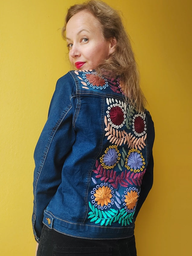 Jeansjacke bestickt Blumen, Otomi Stickerei, Jeansjacken Damen besonders, mexikanische Jeansjacke Stickerei Blumen, Jeansjacke bestickt hippie Boho, Jeansjacke Rücken bestickt, Jeansjacke oversize, bestickte Jeansjacke Damen, ausgefallene Jeansjacke, Blumenstickerei, florale Stickerei, dunkelblaue Denimjacke, handbestickt, Baumwolljacke, mexikanisches Design, Ethno-Mode, Frida Kahlo Stil, Hippie-Look, Boho-Chic, bunte Blumenmuster, strech, dunkelblau, Festival Style, Festival Outfit