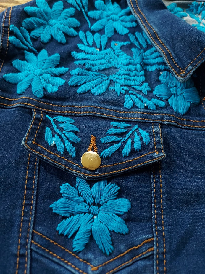 Jeansjacke bestickt Blumen, Tiermuster, türkis, Jeansjacken Damen besonders,  Jeansjacke Stickerei Blumen, Jeansjacke bestickt Boho, Jeansjacke Rücken bestickt, Jeansjacke oversize, bestickte Jeansjacke Damen, ausgefallene Jeansjacke, Blumenstickerei, florale Stickerei, dunkelblaue Denimjacke, handbestickt, Baumwolljacke, mexikanisches Design, Ethno-Mode, Frida Kahlo Stil, Hippie-Look, Boho-Chic, bunte Blumenmuster, strech, dunkelblau, Festival Style, Festival Outfit