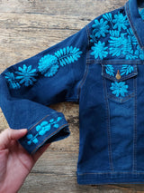 Jeansjacke bestickt Blumen, Tiermuster, türkis, Jeansjacken Damen besonders,  Jeansjacke Stickerei Blumen, Jeansjacke bestickt Boho, Jeansjacke Rücken bestickt, Jeansjacke oversize, bestickte Jeansjacke Damen, ausgefallene Jeansjacke, Blumenstickerei, florale Stickerei, dunkelblaue Denimjacke, handbestickt, Baumwolljacke, mexikanisches Design, Ethno-Mode, Frida Kahlo Stil, Hippie-Look, Boho-Chic, bunte Blumenmuster, strech, dunkelblau, Festival Style, Festival Outfit