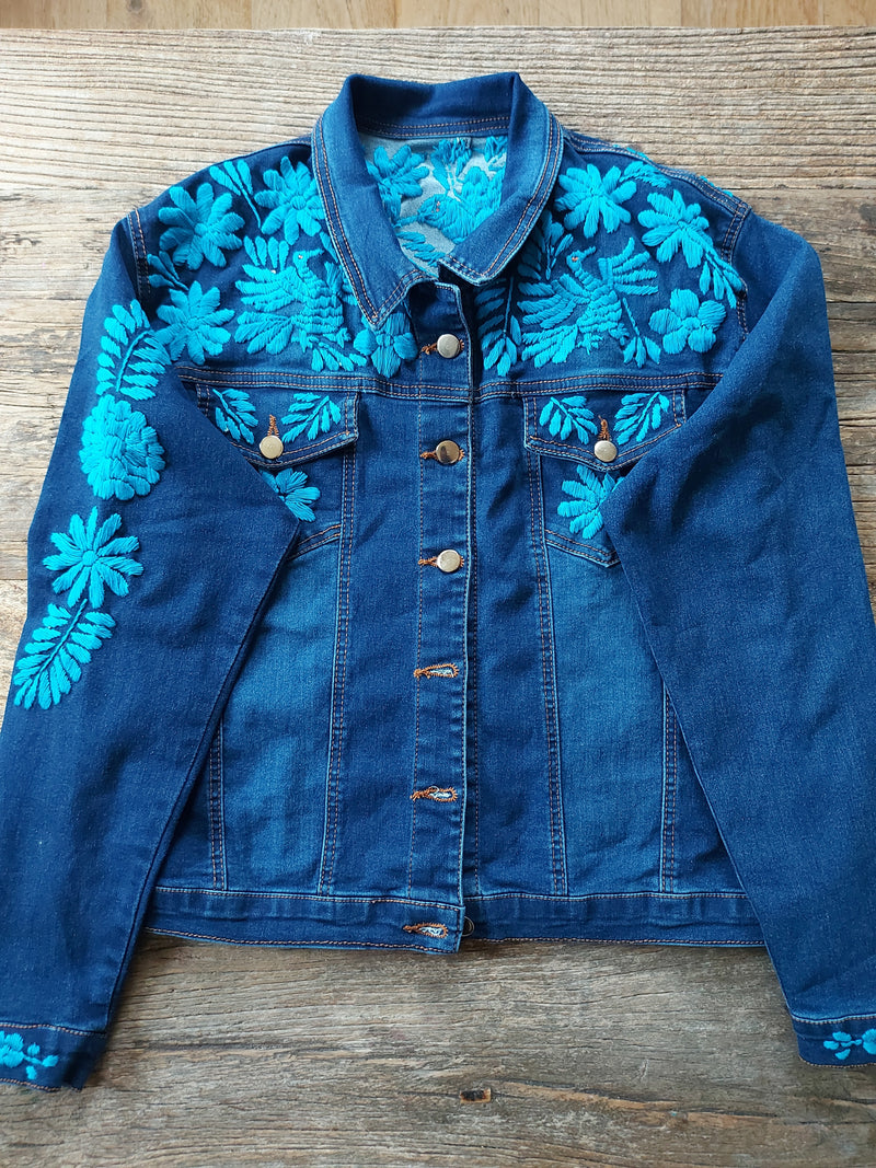 Jeansjacke bestickt Blumen, Tiermuster, türkis, Jeansjacken Damen besonders,  Jeansjacke Stickerei Blumen, Jeansjacke bestickt Boho, Jeansjacke Rücken bestickt, Jeansjacke oversize, bestickte Jeansjacke Damen, ausgefallene Jeansjacke, Blumenstickerei, florale Stickerei, dunkelblaue Denimjacke, handbestickt, Baumwolljacke, mexikanisches Design, Ethno-Mode, Frida Kahlo Stil, Hippie-Look, Boho-Chic, bunte Blumenmuster, strech, dunkelblau, Festival Style, Festival Outfit