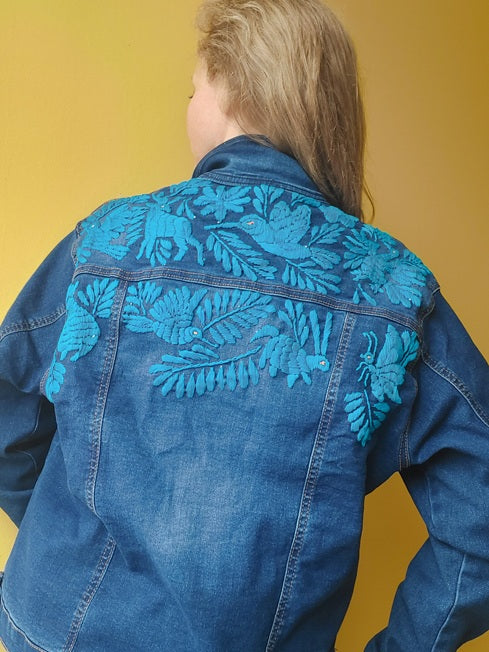 Jeansjacke bestickt Blumen, Tiermuster, türkis, Jeansjacken Damen besonders,  Jeansjacke Stickerei Blumen, Jeansjacke bestickt Boho, Jeansjacke Rücken bestickt, Jeansjacke oversize, bestickte Jeansjacke Damen, ausgefallene Jeansjacke, Blumenstickerei, florale Stickerei, dunkelblaue Denimjacke, handbestickt, Baumwolljacke, mexikanisches Design, Ethno-Mode, Frida Kahlo Stil, Hippie-Look, Boho-Chic, bunte Blumenmuster, strech, dunkelblau, Festival Style, Festival Outfit