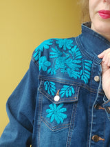 Jeansjacke bestickt Blumen, Tiermuster, türkis, Jeansjacken Damen besonders,  Jeansjacke Stickerei Blumen, Jeansjacke bestickt Boho, Jeansjacke Rücken bestickt, Jeansjacke oversize, bestickte Jeansjacke Damen, ausgefallene Jeansjacke, Blumenstickerei, florale Stickerei, dunkelblaue Denimjacke, handbestickt, Baumwolljacke, mexikanisches Design, Ethno-Mode, Frida Kahlo Stil, Hippie-Look, Boho-Chic, bunte Blumenmuster, strech, dunkelblau, Festival Style, Festival Outfit