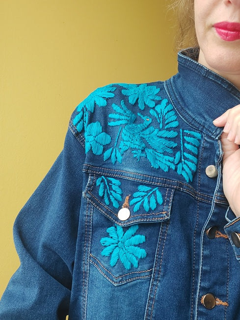 Jeansjacke bestickt Blumen, Tiermuster, türkis, Jeansjacken Damen besonders,  Jeansjacke Stickerei Blumen, Jeansjacke bestickt Boho, Jeansjacke Rücken bestickt, Jeansjacke oversize, bestickte Jeansjacke Damen, ausgefallene Jeansjacke, Blumenstickerei, florale Stickerei, dunkelblaue Denimjacke, handbestickt, Baumwolljacke, mexikanisches Design, Ethno-Mode, Frida Kahlo Stil, Hippie-Look, Boho-Chic, bunte Blumenmuster, strech, dunkelblau, Festival Style, Festival Outfit