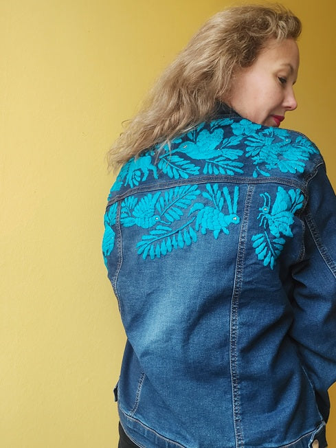 Jeansjacke bestickt Blumen, Tiermuster, türkis, Jeansjacken Damen besonders,  Jeansjacke Stickerei Blumen, Jeansjacke bestickt Boho, Jeansjacke Rücken bestickt, Jeansjacke oversize, bestickte Jeansjacke Damen, ausgefallene Jeansjacke, Blumenstickerei, florale Stickerei, dunkelblaue Denimjacke, handbestickt, Baumwolljacke, mexikanisches Design, Ethno-Mode, Frida Kahlo Stil, Hippie-Look, Boho-Chic, bunte Blumenmuster, strech, dunkelblau, Festival Style, Festival Outfit