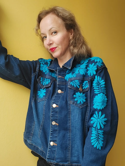 Jeansjacke bestickt Blumen, Tiermuster, türkis, Jeansjacken Damen besonders,  Jeansjacke Stickerei Blumen, Jeansjacke bestickt Boho, Jeansjacke Rücken bestickt, Jeansjacke oversize, bestickte Jeansjacke Damen, ausgefallene Jeansjacke, Blumenstickerei, florale Stickerei, dunkelblaue Denimjacke, handbestickt, Baumwolljacke, mexikanisches Design, Ethno-Mode, Frida Kahlo Stil, Hippie-Look, Boho-Chic, bunte Blumenmuster, strech, dunkelblau, Festival Style, Festival Outfit