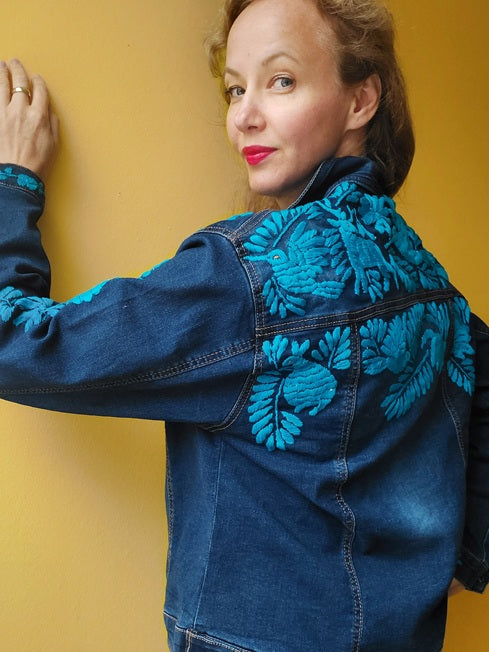 Jeansjacke bestickt Blumen, Tiermuster, türkis, Jeansjacken Damen besonders,  Jeansjacke Stickerei Blumen, Jeansjacke bestickt Boho, Jeansjacke Rücken bestickt, Jeansjacke oversize, bestickte Jeansjacke Damen, ausgefallene Jeansjacke, Blumenstickerei, florale Stickerei, dunkelblaue Denimjacke, handbestickt, Baumwolljacke, mexikanisches Design, Ethno-Mode, Frida Kahlo Stil, Hippie-Look, Boho-Chic, bunte Blumenmuster, strech, dunkelblau, Festival Style, Festival Outfit